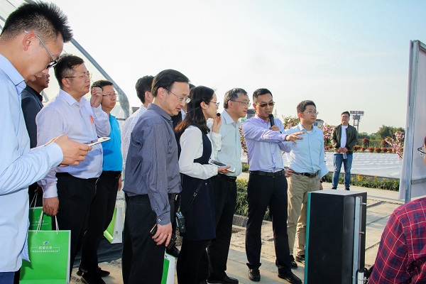 王主任一行關(guān)注托普云農(nóng)智能標(biāo)準(zhǔn)化產(chǎn)品:棚聯(lián)網(wǎng)2