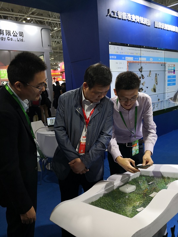 湖南省植保植檢站站長譚小平近距離觀摩APP識蟲