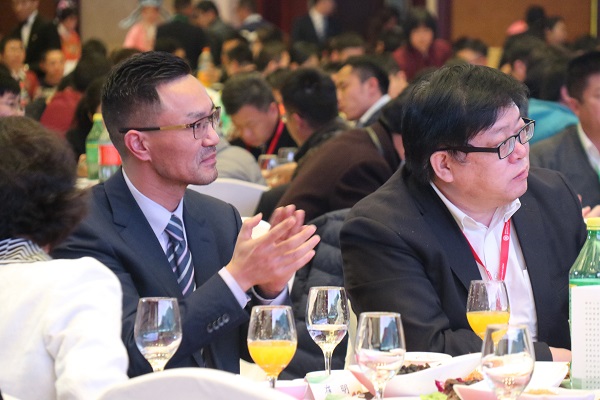 舉杯交錯,情誼相牽