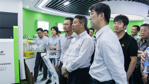 全國(guó)農(nóng)技中心黨委書記魏?jiǎn)⑽囊恍袇⒂^托普云農(nóng)展廳