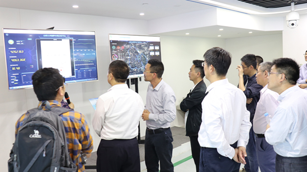 全國(guó)農(nóng)技中心黨委書記魏?jiǎn)⑽囊恍袇⒂^托普云農(nóng)展廳