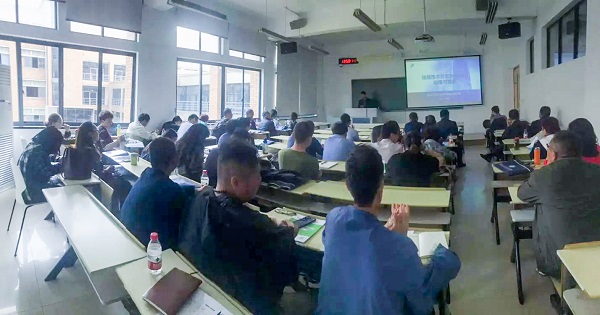 托普云農營銷中心副總監龍捷頻為培訓班作內容講解