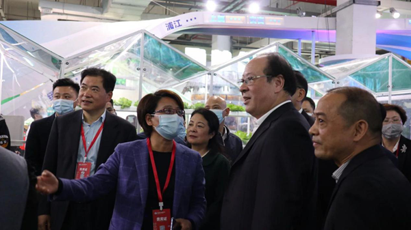 本次農博會展示的超級農場就是葡萄種植設施化的高度體現。超級農場由托普云農參與建設,以圖像識別等人工智能技術為核心,實現生產、加工、倉儲、銷售一體化數字管理模式,探索打造智能生產、智能修剪/采摘、智能分揀、智能冷藏等智慧場景,為葡萄從生長到銷售的全產業鏈提供數字化、智能化加持,提高生產管理效率。