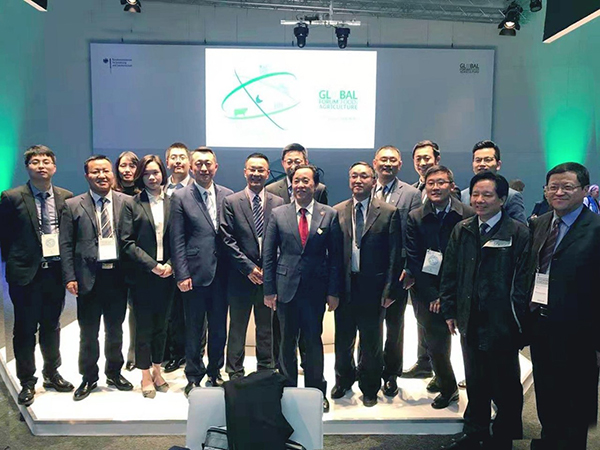 3月,中國代表團在德國柏林的留念合影