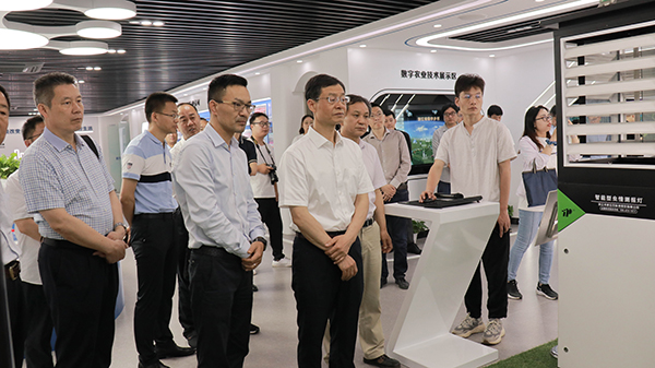 謝建華主任一行參觀托普云農智慧展廳