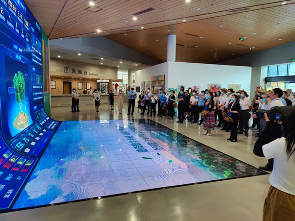 莫干山鎮(zhèn)五四村考察點(diǎn),與會(huì)嘉賓參觀“浙江鄉(xiāng)村大腦”