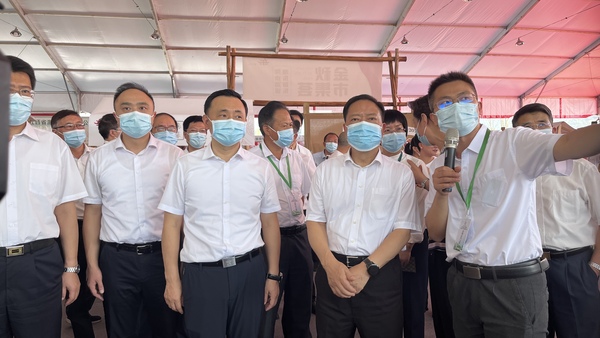 與會專家領導參觀托普云農展位