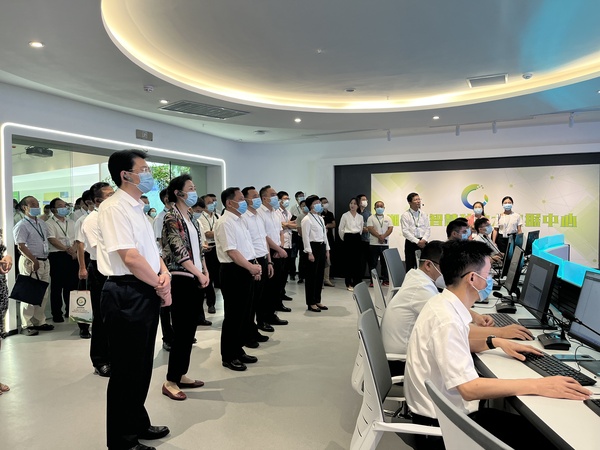 與會專家領導參觀托普云農支撐構建的智慧種業服務平臺