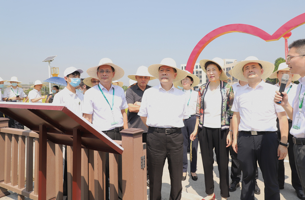 與會專家領導現場觀摩托普云農支撐建設的天涯種業科學院麻山基地