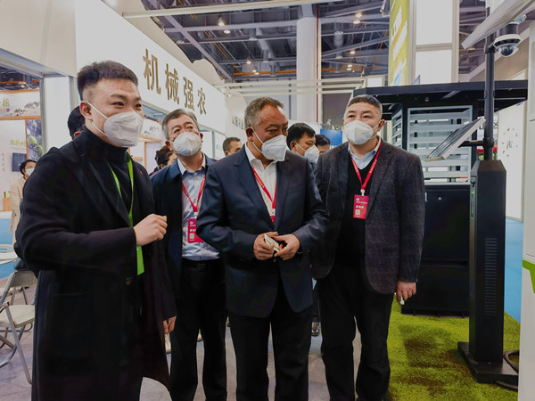 吉林省農業農村廳副廳長麥朝(右二),長春市農業農村局副局長孔翔(左二)