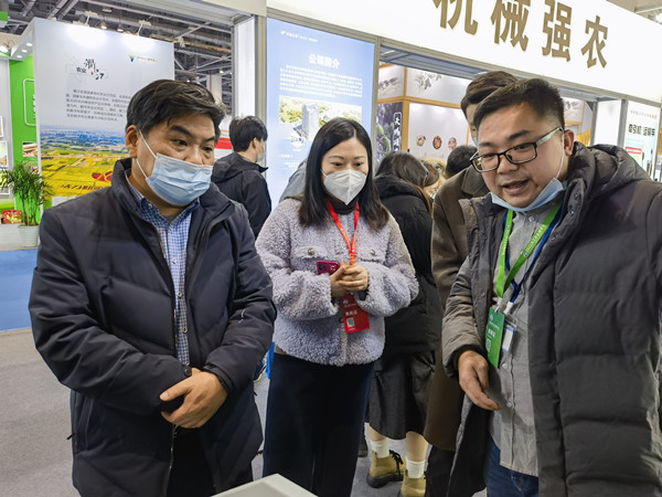 浙江省農技推廣中心副主任吳海平(左一),副主任金晶(中)